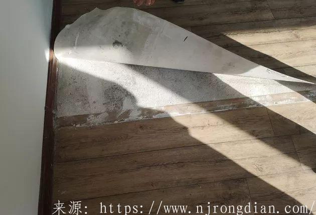 厦门华玺联排别墅内铺设的地皮革